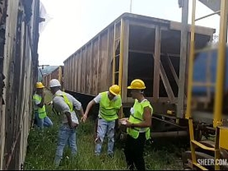 OS OPER&Aacute_RIOS PEGARAM PESADO HOJE NO TRABALHO CHAMARAM O AMIGO PARA UMA ORGIA NA HORA DO ALMO&Ccedil_O E A SOBREMESA FOI COM MUITO LEITE NO RABO E NO MEIO DOS TRILHOS E VAG&Otilde_ES DOS TRENS Part I ( TEASER )