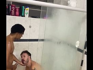 MORADOR DE RUA SO QUERIA UM BANHO , MAS ACABOU COMENDO O CU DO NOVINHO NO CHUVEIRO