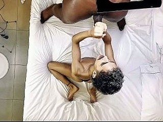 Neg&atilde_o faz a cuceta do novinho de brinquedo sexual