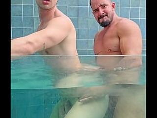 Transamos a tarde inteira em todos os cantos do apartamento e fiz o macho dotado gozar duas vezes.